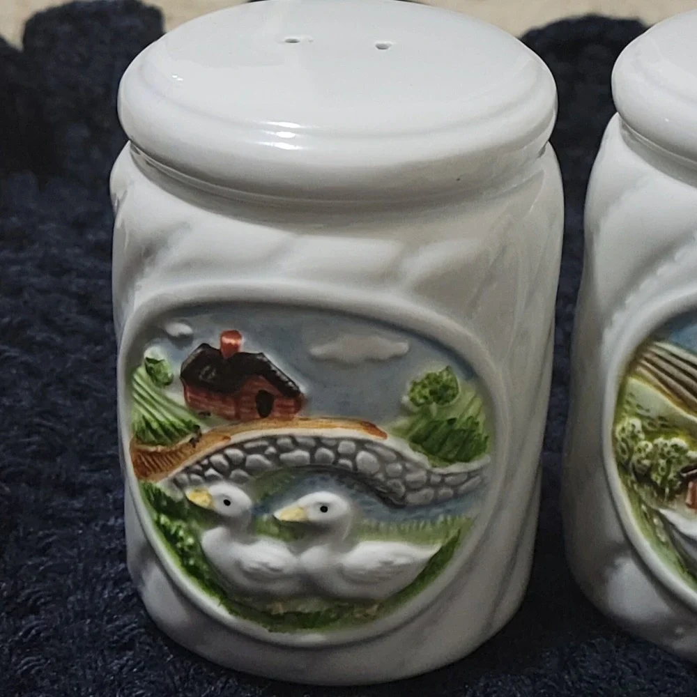 Vtg Gibon Salt Pepper Shakers 3.25